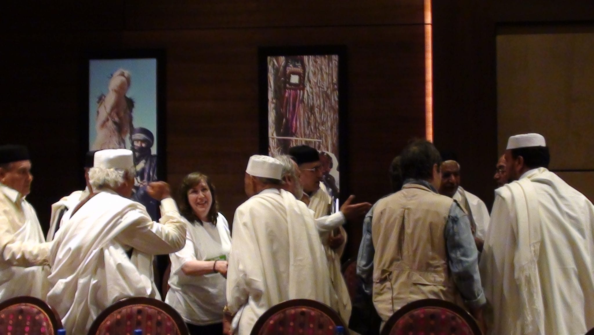 JoAnne Moriarty og Jimmy Moriarty i samtaler med libyske stammeledere i 2011. 