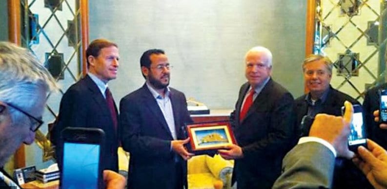 Abdelhakim Belhadj, leder for Libyan Islamist Group LIFG avbildet sammen med Lindsey Graham og John McCain. 